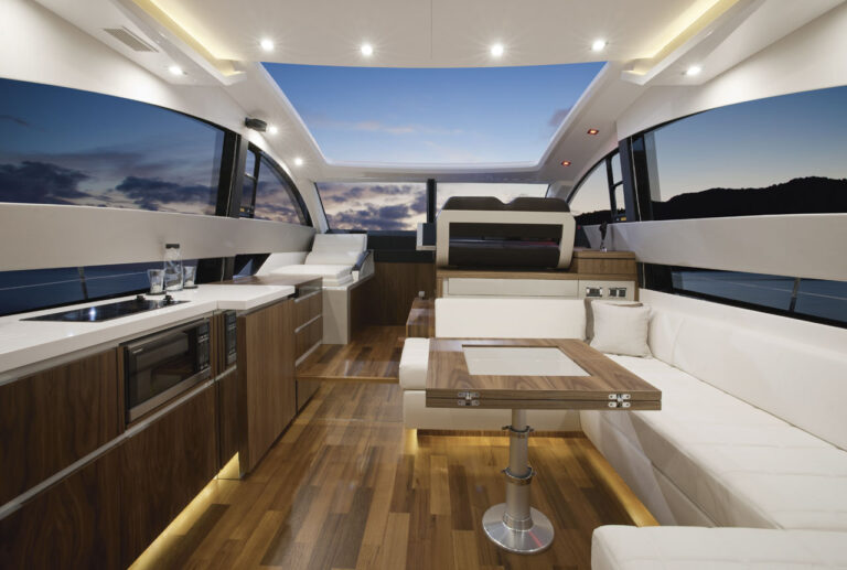 Motor yacht SERENITY - Salon with open top