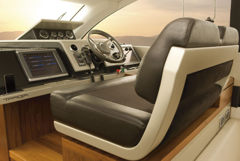Motor yacht SERENITY - Wheelhouse