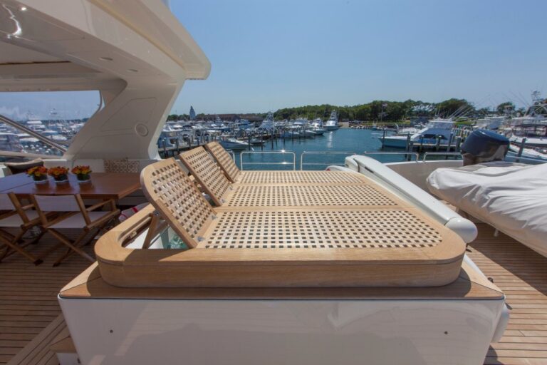 Motor yacht SORRIDENTE - Jacuzzi and sunbeds