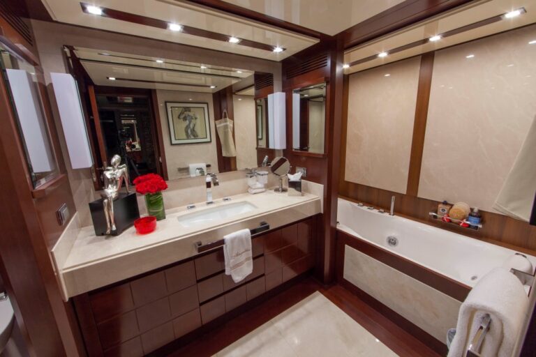 Motor yacht SORRIDENTE - Master her en-suite