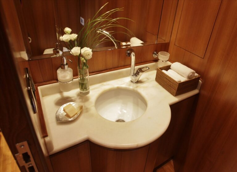 Motor yacht SUMMER DREAMS - Ensuite sink