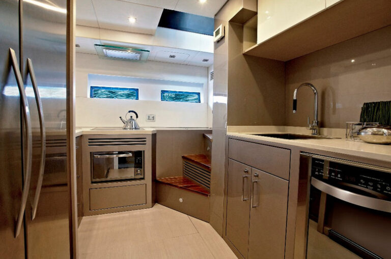 Motor yacht Schaefer 800 - Galley
