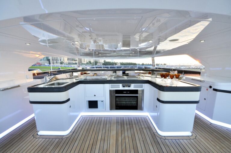 Motor yacht UAQ 1 - flybridge bar