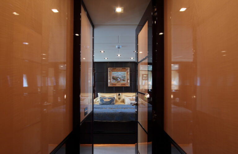 Motor yacht VERA - Hallway