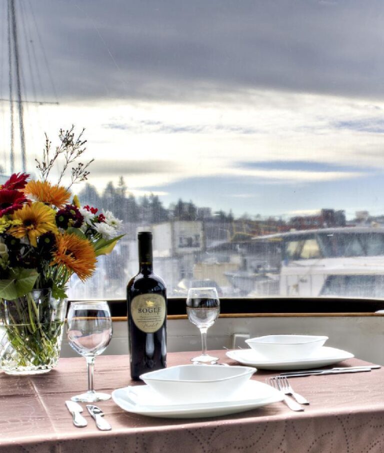 Motor yacht VIAGGIO -  Dining on the Aft Deck