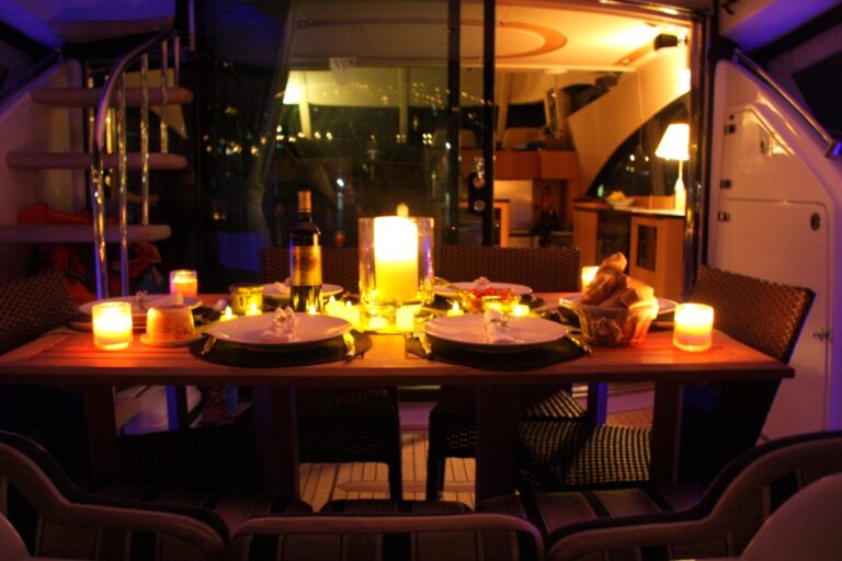 Motor yacht WAVE - Al Fresco Dining at night