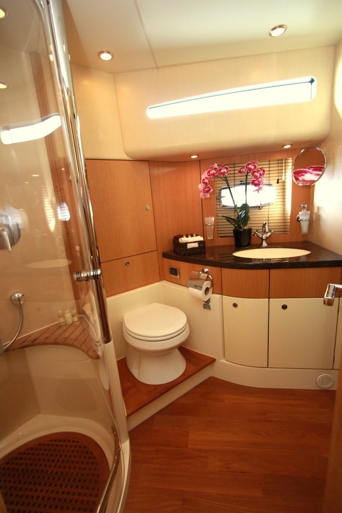 Motor yacht WAVE - Bathroom