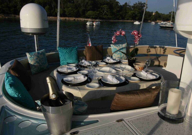 Motor yacht WAVE - Flybridge Dining