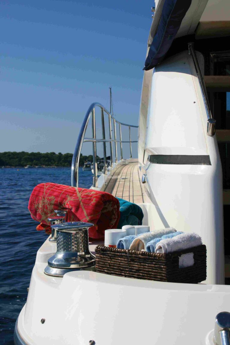 Motor yacht WAVE - Side Deck