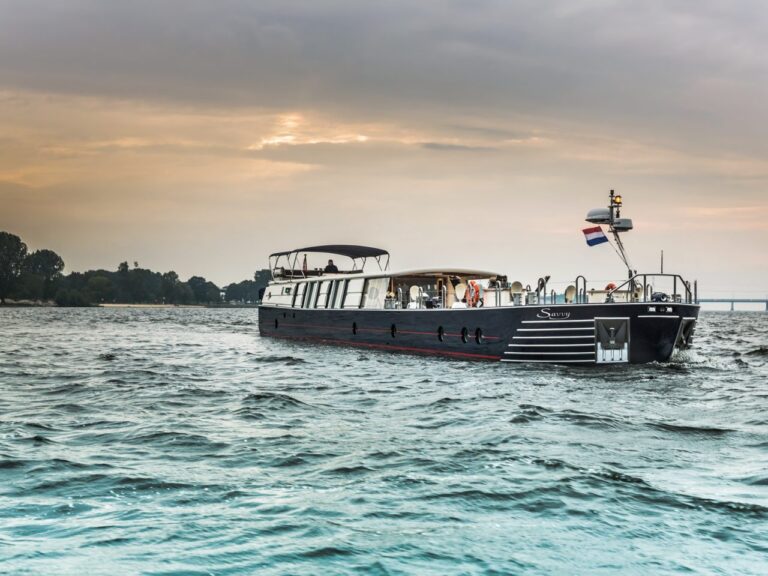 Motor Yacht - Barge - SAVVY