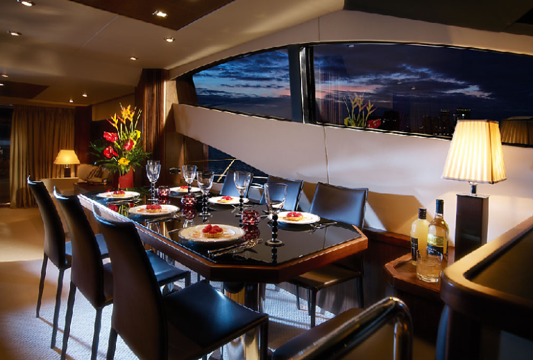 Motoryacht Manhattan 70 - Main Saloon Dining Area