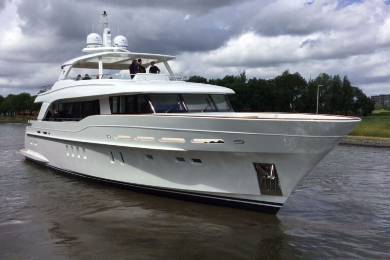 Yacht FIREFLY by Mulder - on the Old Rhine