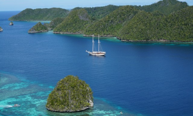 Mutiara Laut cruising
