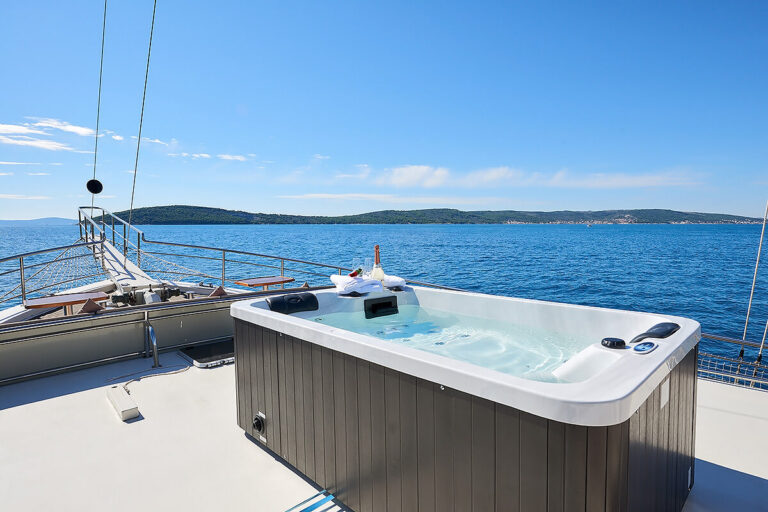 NAUTILUS - Jacuzzi view