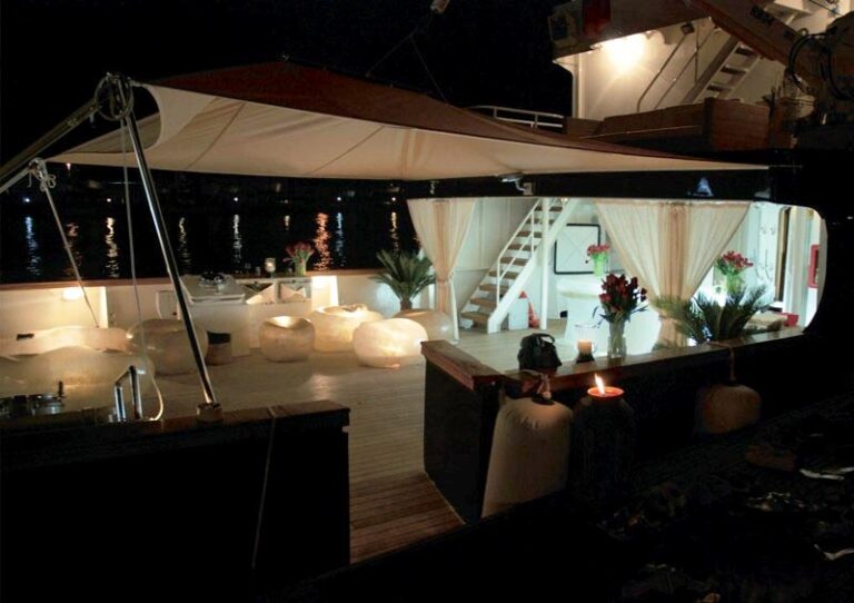 NAVE BARBARA - At Night