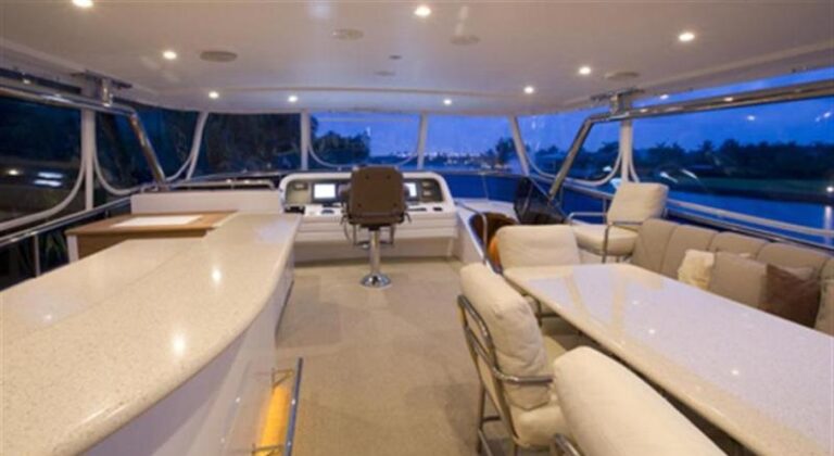 NEVER QUIT - Flybridge and bar