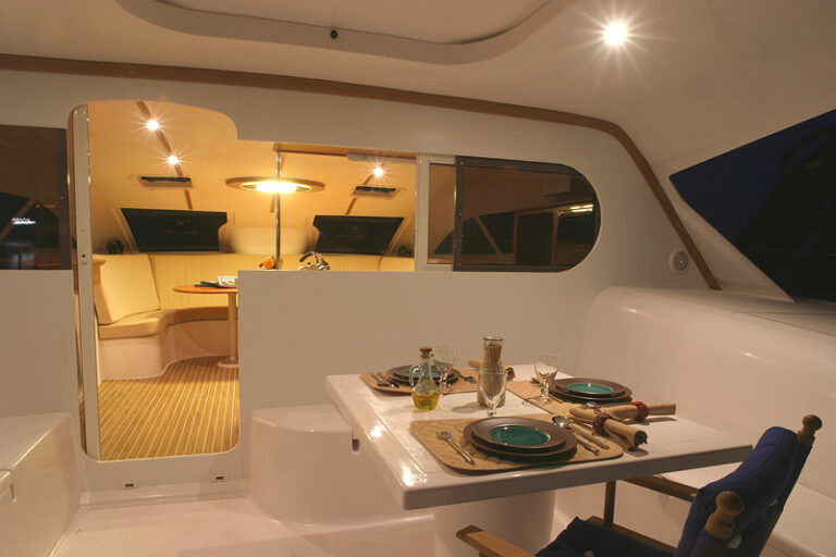 Nautitech 47 - cockpit dining