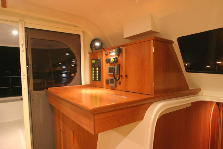 Nautitech 47 - nav station