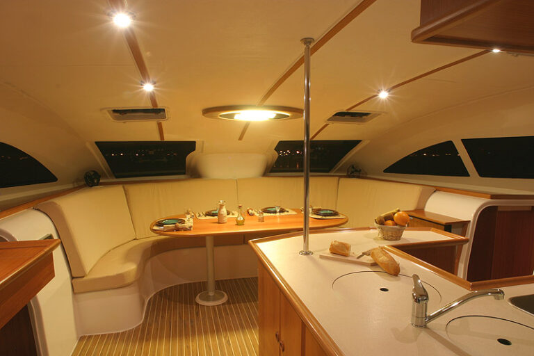 Nautitech 47 - saloon dining area