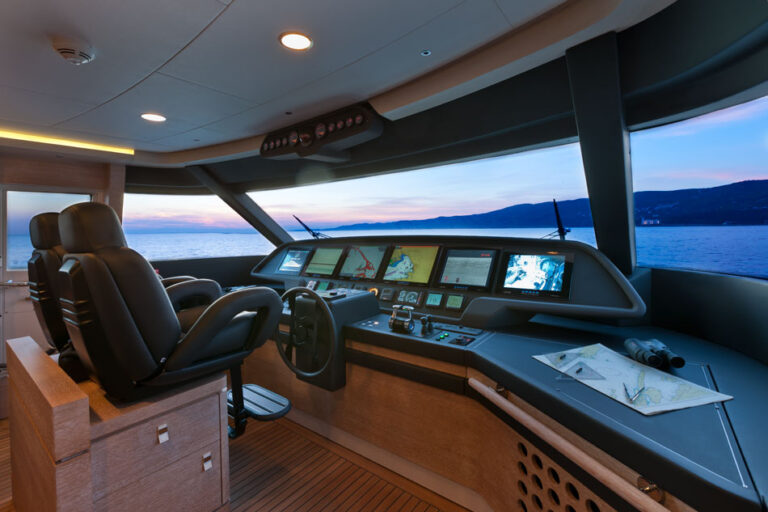 Navetta 33 by Custom Line - Ferretti Group - ZIACANAIA superyacht - Pilot House