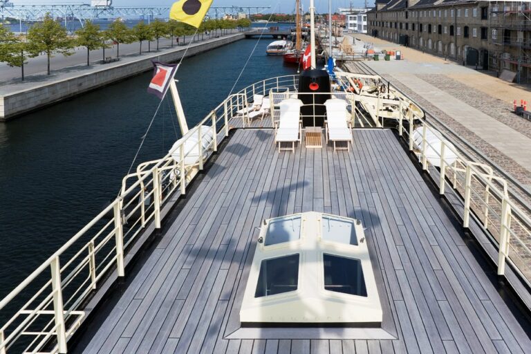 Navigator - Sundeck