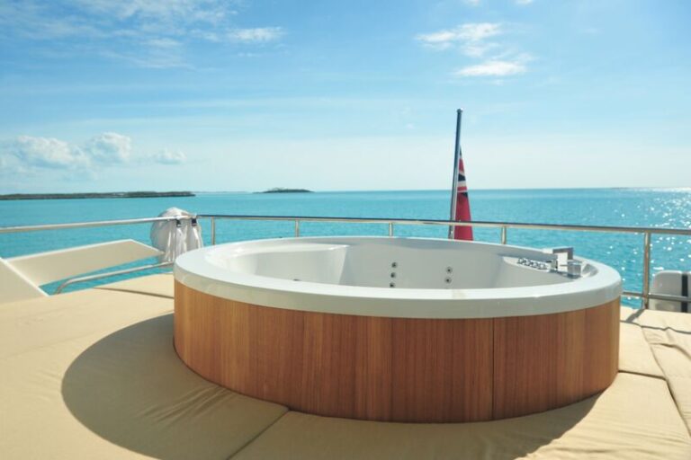 Numarine 78 Flybridge Yacht - Hot Tub