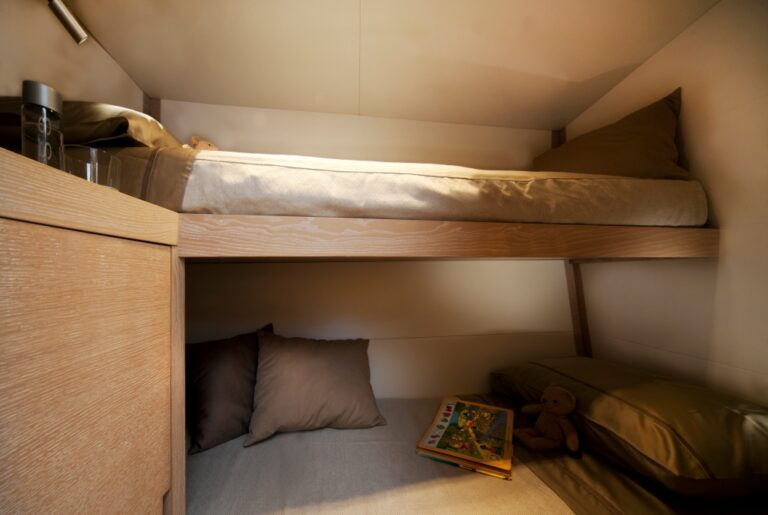 ONE SHOT - Optional childrens cabin