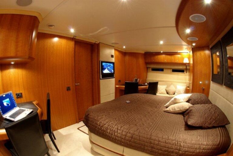 ORACLE STAR -  Master Cabin