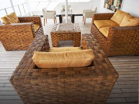 OUTSIDE LOUNGE