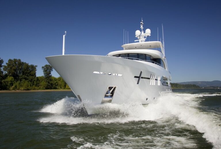 Ocean Alexander 120 Yacht - front view Photo S. Cridland