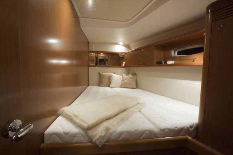Oceanis 54 aft cabin view