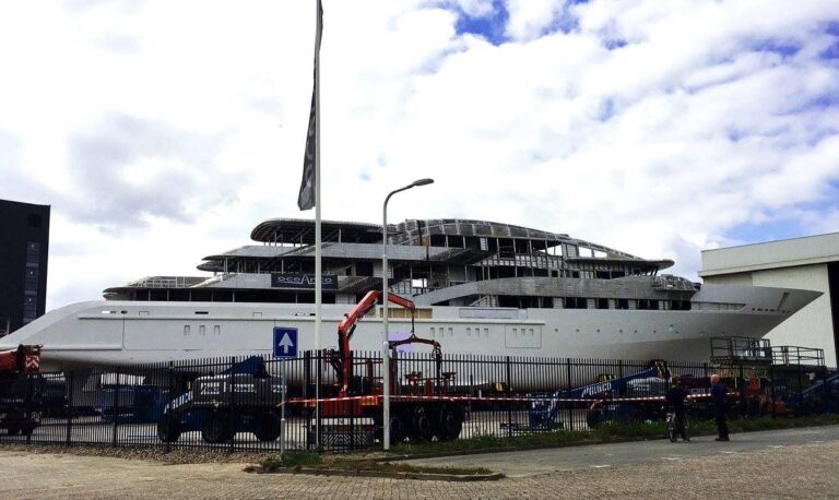 Ocenaco Y717. Photo by Dimphi van Amen via Dutchmegayachts