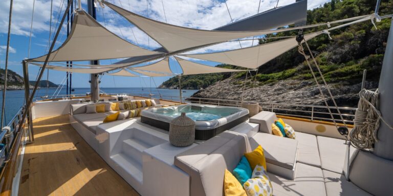 Opendeck With Sunbathing Area