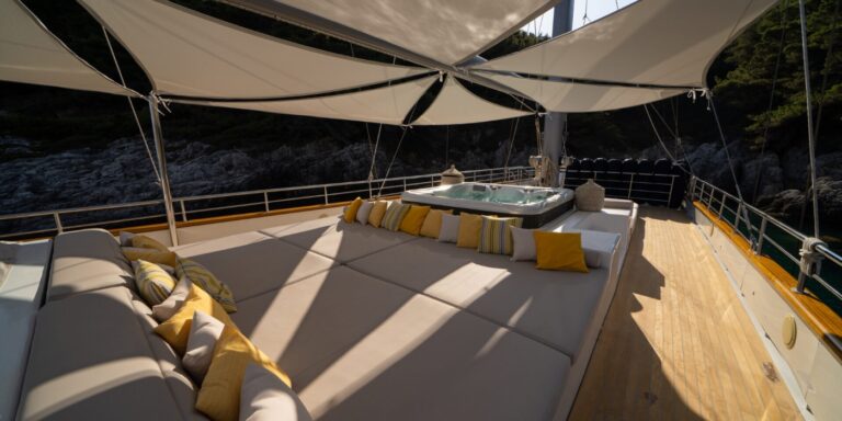 Opendeck With Sunbathing Area