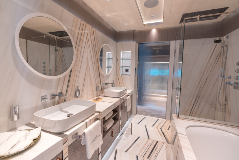 Owner Deck Master Cabin Bahtroom