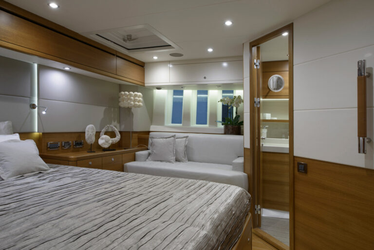 Oyster 825 yacht REINA - master cabin
