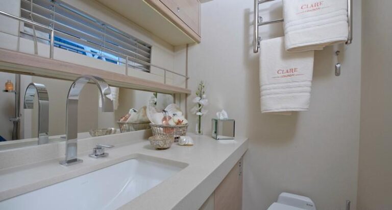 Oyster 885 Yacht CLARE -  Guest Ensuite