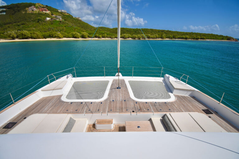 Spacious foredeck