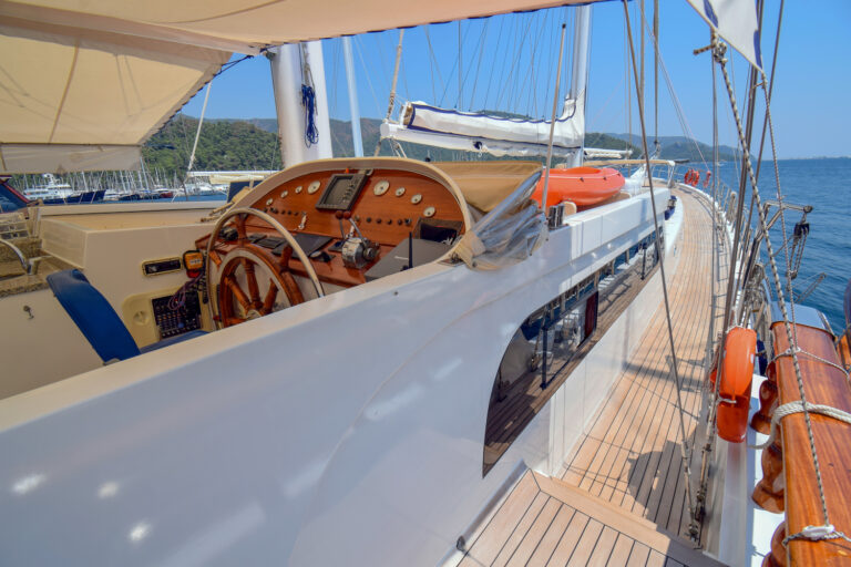 PERLA DEL MAR Exterior - Helm Controls