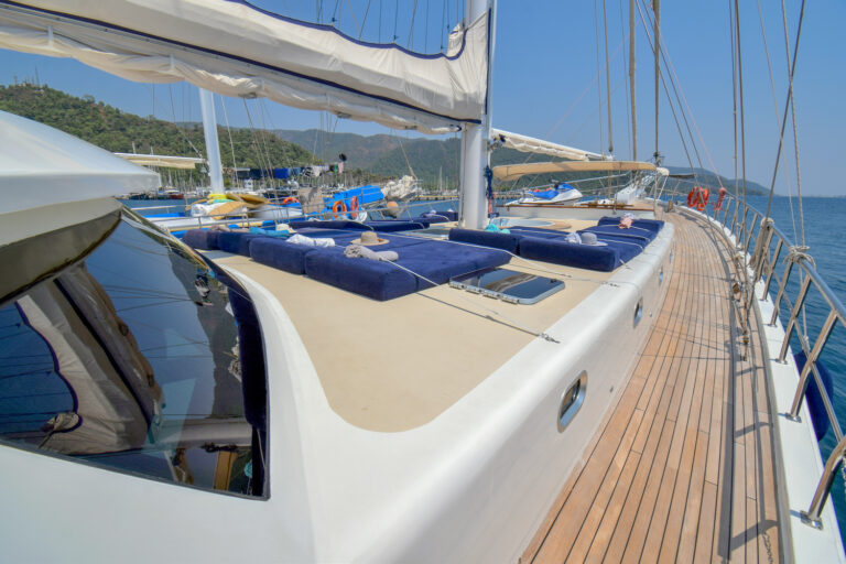 PERLA DEL MAR Exterior - Sun Deck With Sun Beds