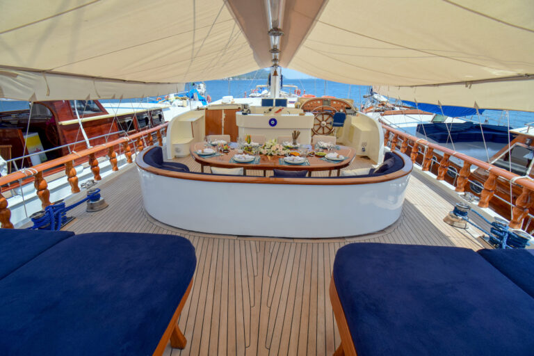PERLA DEL MAR Exterior - Sun Deck With Table Setting