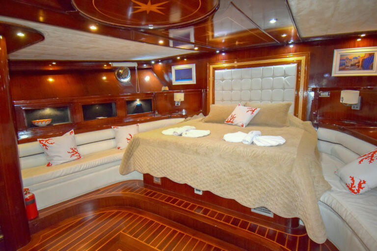 PERLA DEL MAR Interior - Master Cabin