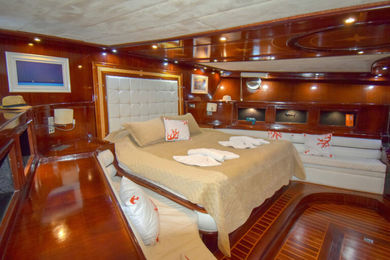 PERLA DEL MAR Interior - Master Cabin