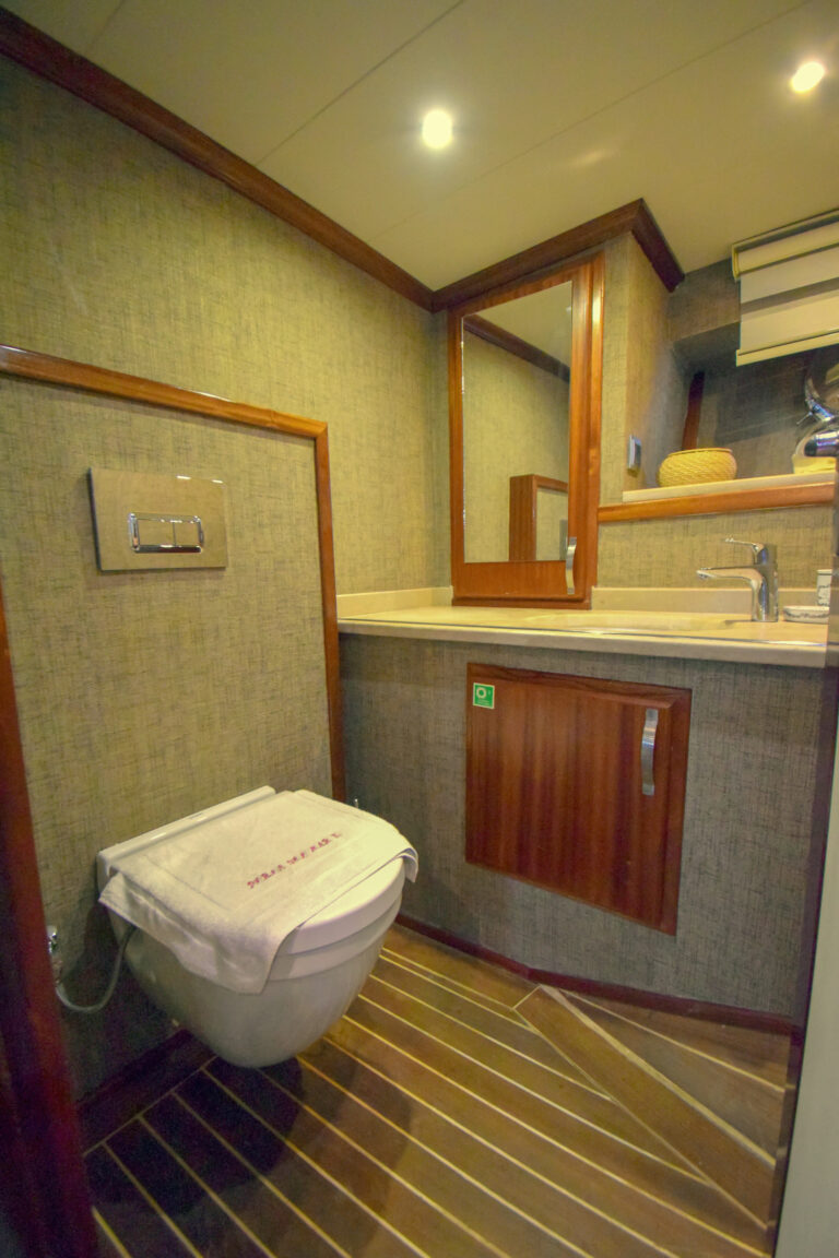PERLA DEL MAR Interior - Master Cabin Ensuite