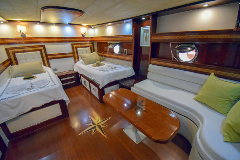PERLA DEL MAR Interior - Twin Cabin
