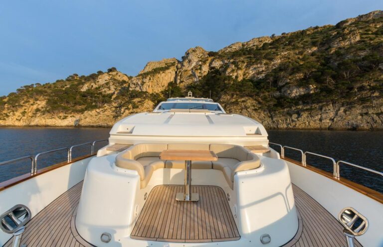 Foredeck seating