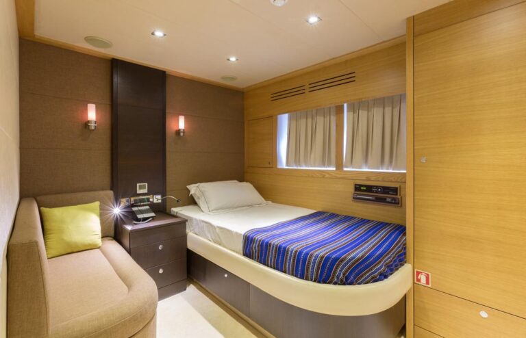 Twin guest cabin
