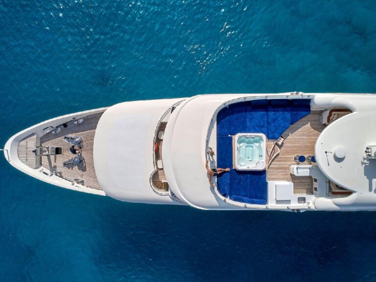 Sundeck jacuzzi