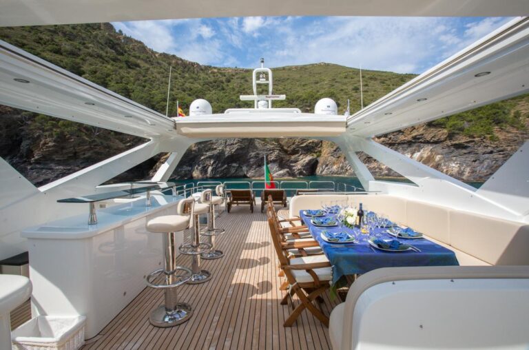 Alfresco dining and cocktail bar