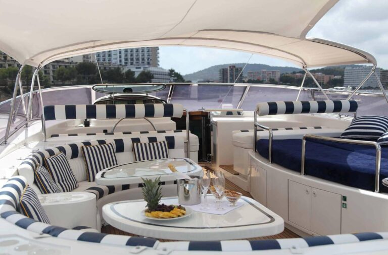 Sundeck with dining